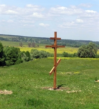 Поклонный крест на берегу Беспуты. За ним поля Восьминского сражения.