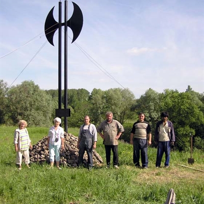 Памятник "Секиры", деревня Восьма
