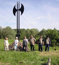 Памятник "Секиры", деревня Восьма